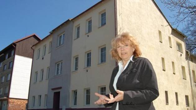 Vejprtská starostka Jitka Gavdunová před opraveným domem.