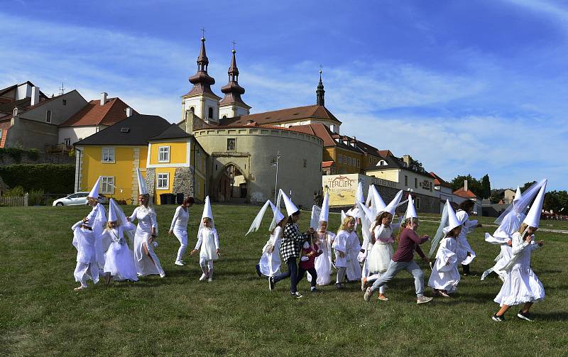 Kadaní proplul průvod bílých paní.