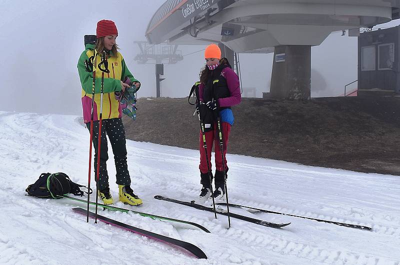 Klínovec nyní využívají hlavně skialpinisté. Hodně často místní sjezdovky zdolávají bývalá česká snowboardistka Petra Elsterová s dcerou Emou z Vejprt na Chomutovsku.