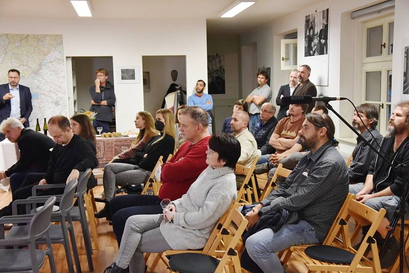 O CHKO Krušné hory diskutovali politici, starostové horských vesnic, odborníci a veřejnost v senátorské kanceláři Přemysla Rabase v Chomutově.