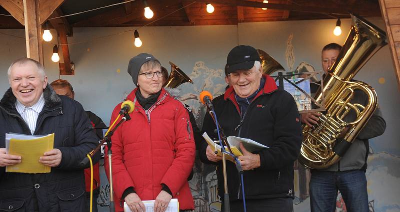 V sobotu a neděli se ve Vejprtech konají adventní trhy, které pořádá jak české měst, tak jeho německý soused Bärenstein.