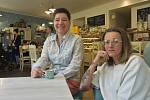 Alena Kopová (vlevo) a Lucie Jašková v Chomutově vedou úspěšnou kavárnu Alalu Café.