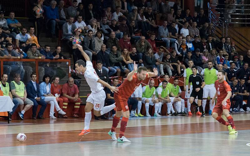 V chomutovské městské sportovní hale se dnes odehrál futsalový zápas Česko - Srbsko s výsledkem 3:4. Odveta se hraje za 14 dní v Srbsku.