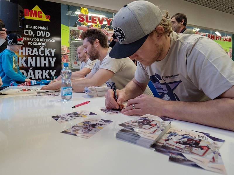 Piráti na autogramiádě představili zápasové dresy, které následně půjdou do dražby, a otevřeli další fanshop v OC Central v Chomutově.