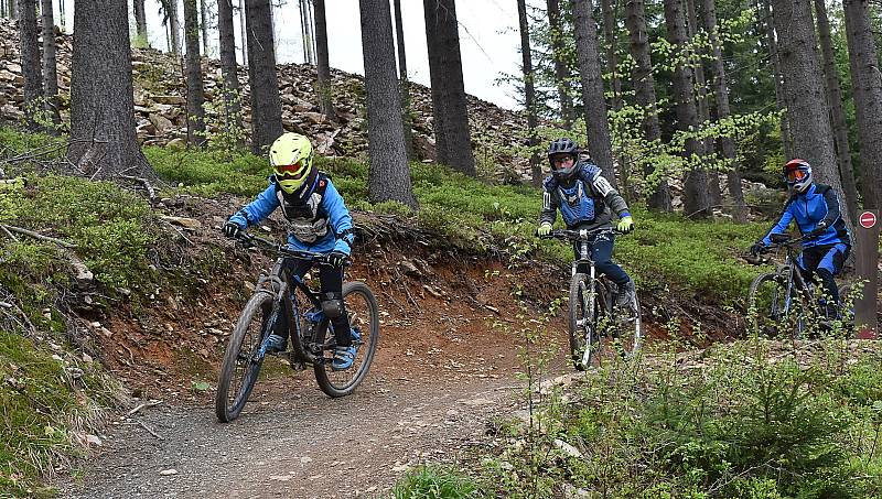 Na nejvyšší krušnohorském kopci se letos poprvé spustila lanovka. Slouží hlavně cyklistům, zároveň se totiž otevřel klínovecký trail park. Sobota 22. května