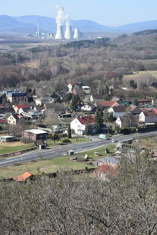 Zelenou, která je místní částí Málkova, prochází rušná silnice I/13. V dálce kouří komíny prunéřovské elektrárny.