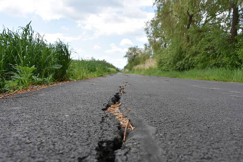 Většina puklin už je spravená, pár jich ještě zbývá. Tato mezi Málkovem a Černovicemi je na tři centimetry široká, hluboká je téměř 20 centimetrů. Pro inline bruslaře by mohla být nebezpečná.