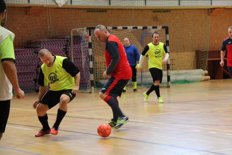 Veteránská zimní futsalová liga CHLMF: Stará garda Spořice - FC Grape Kundratice 0:2, hráči Kundratic ve žlutém.