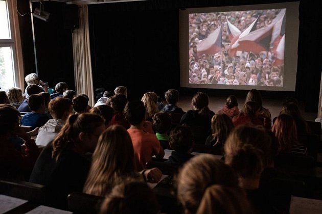 Osmnáctý ročník projektu Příběhy bezpráví - Měsíce filmu na školách vstoupil na Chomutovsko 15. listopadu.