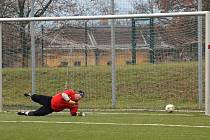 Rozhodující moment celého utkání. Gólman AFK LoKo Chomutov Zdeněk Prášil se marně natahuje po míči. Údlice dávají z penalty jediný gól zápasu.