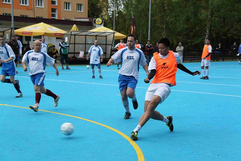 FC Viet Chomutov - Unique Drink Team 3 : 0, hráči FC Viet Chomutov v oranžovém.