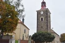 Kostel sv. Mikuláše a jeho odděleně stojící zvonice s obecním úřadem.
