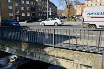 Most přes Chomutovku v chomutovské Riegrově ulici v pátek dopoledne uzavřou. Kontrola totiž odhalila, že je v havarijním stavu