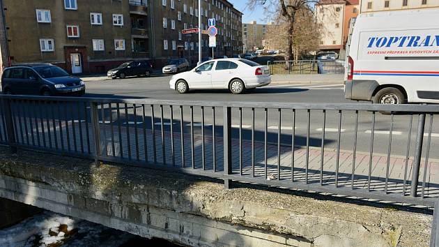 Most přes Chomutovku v chomutovské Riegrově ulici v pátek dopoledne uzavřou. Kontrola totiž odhalila, že je v havarijním stavu