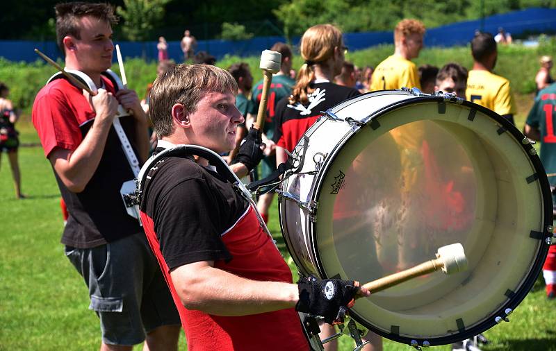 Do Perštejna přijeli fotbalisté z Chomutova na přátelské utkání.Na začátku hráli bubeníci na různé druhy bubnů a trumpet. Po utkání proběhl večer na koupališti s folkovou kapelou.