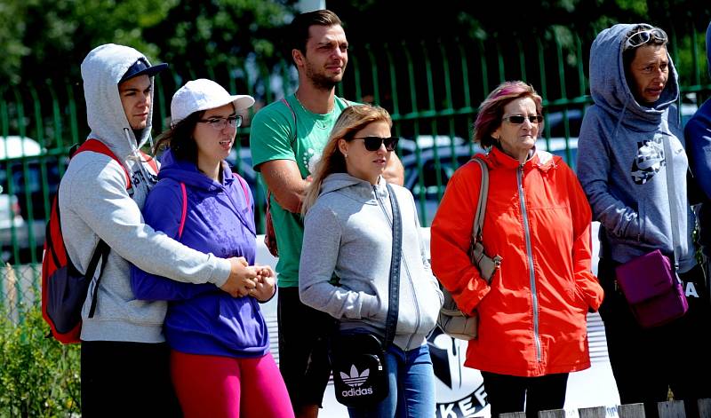 Síla, krásná těla a umění. Streetworkeři se představili na Kamencovém jezeře