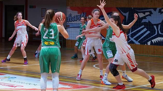 Utkání basketbalistek Chomutova (v bílém) proti Brnu