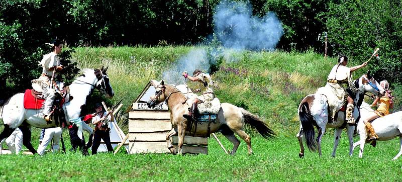 Na prostranství za Březnem u Chomutova se v historické bitvě utkali indini a vojska generála Custera.