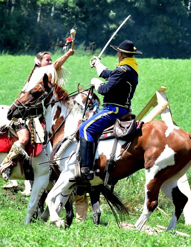 Na prostranství za Březnem u Chomutova se v historické bitvě utkali indini a vojska generála Custera.