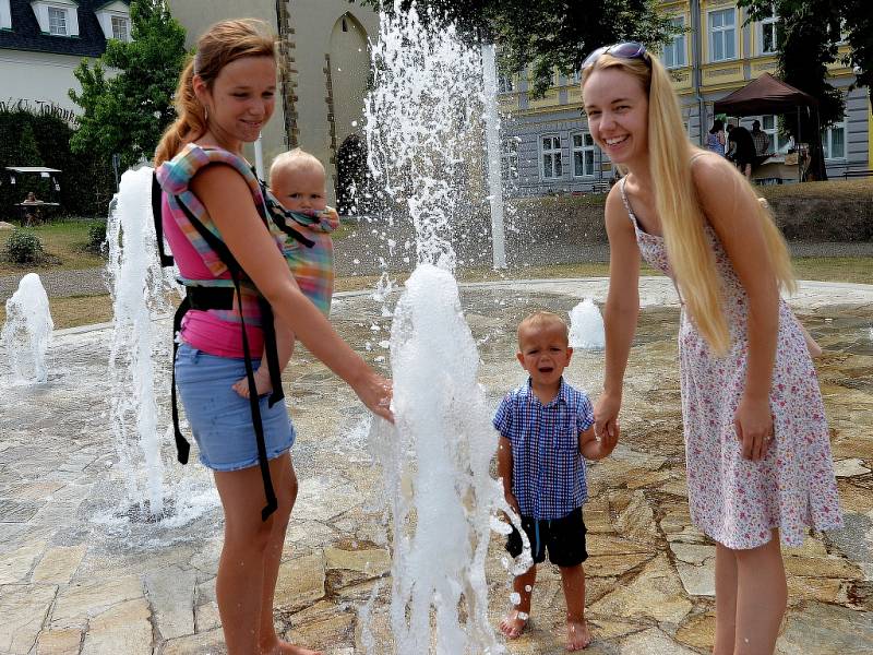 Lidé využívají kašnu na Studentském náměstí v Kadani k osvěžení