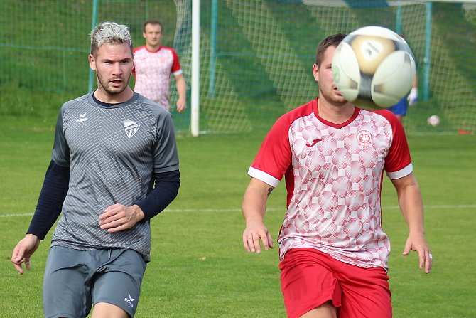 SK Černovice - FK Neštěmice 0:2, hostující hráči v červenobílém.