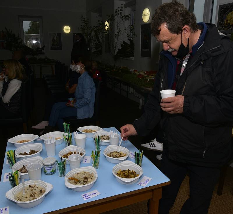 V Kalku v Krušných horách si dali dostaveníčko příznivci houbaření. Po přednášce o houbách a léčitelství si mohli návštěvníci pochutnat na houbovém guláši, tlačence a dalších chuťovkách z hub. Proběhla i výstava a soutěž o ceny.