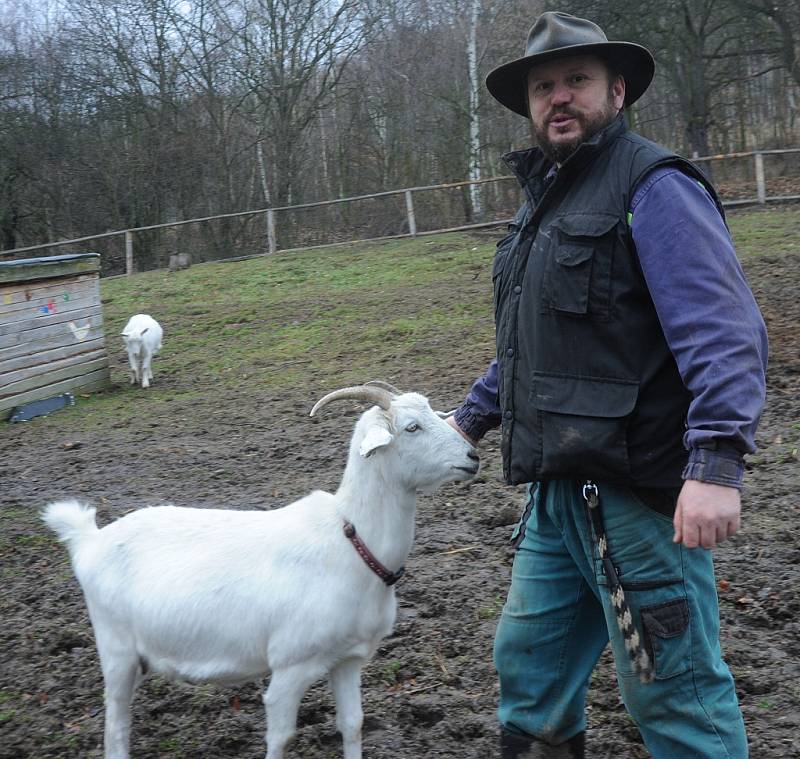 Farmář Radoslav Malarik na své farmě v Drmalech