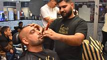 Takto pracují holiči v Barber shopu U Radka. Na snímku je 22letý Petr Redai, který se profesi věnuje čtyři roky.