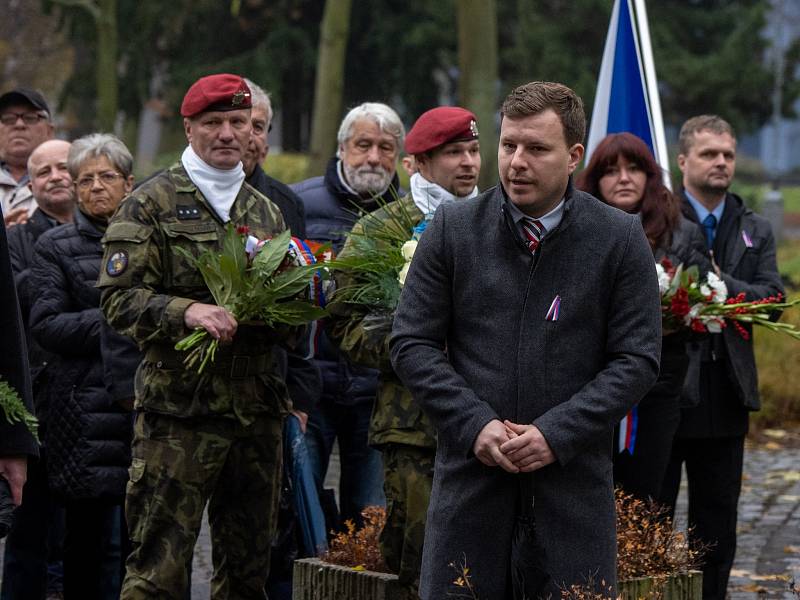 Občané Chomutova si 17. listopadu v městském parku připomněli výročí událostí roku 1989