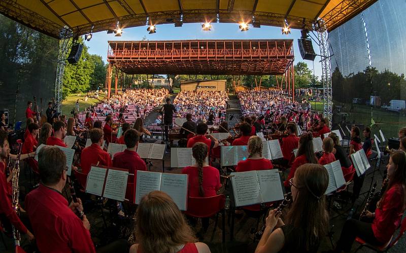 Vystoupení orchestru a pěveckého sboru v letním kině v Chomutově