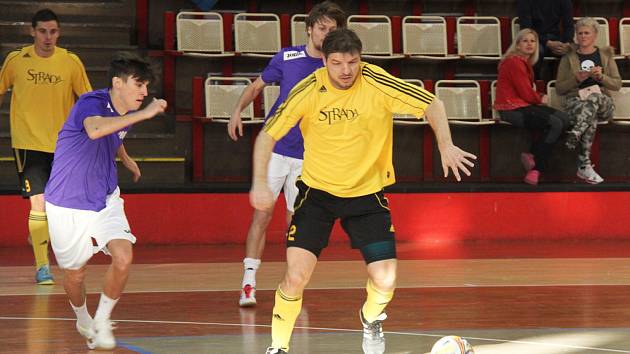 Futsalisté týmu Strada Chomutov (ve žlutém) porazili Sport Bar 6:2 a jsou na druhém místě 1. ligy. 