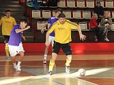 Futsalisté týmu Strada Chomutov (ve žlutém) porazili Sport Bar 6:2 a jsou na druhém místě 1. ligy. 