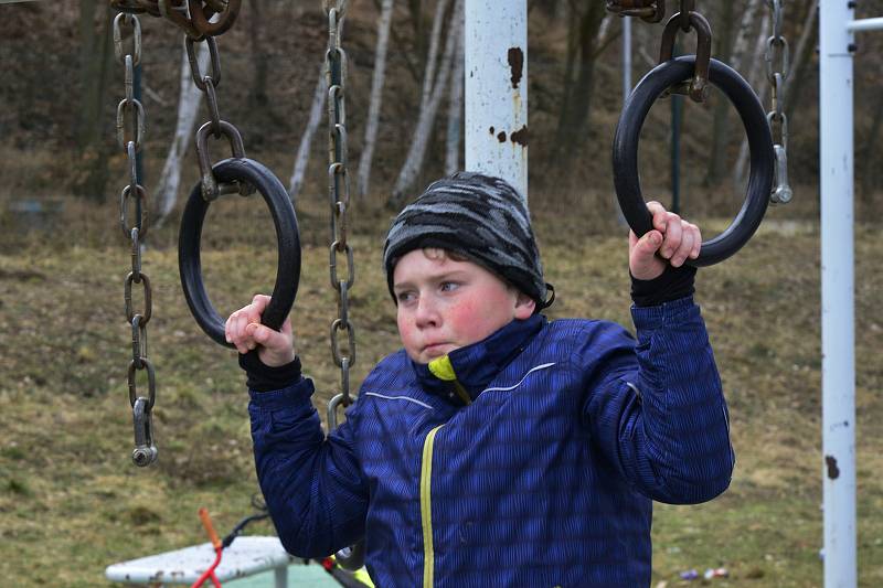 Děti si hrály na hřišti na sídlišti Borek v Jirkově.