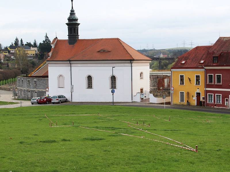 Pod barbakánem vyroste věž a srdce z lučního kvítí.