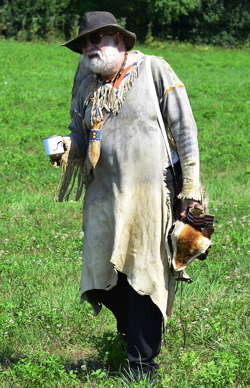 Na prostranství za Březnem u Chomutova se v historické bitvě utkali indini a vojska generála Custera.