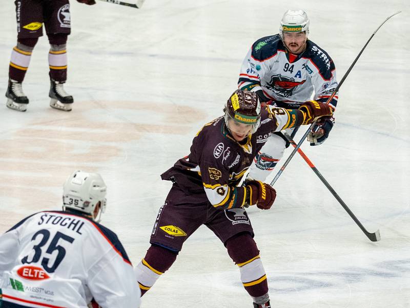 Chomutov (v bílém) versus Jihlava.