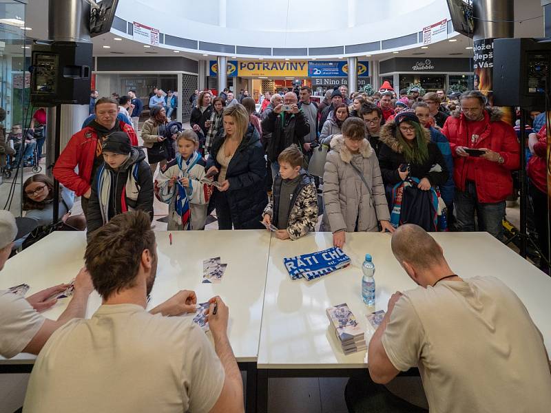 Piráti na autogramiádě představili zápasové dresy, které následně půjdou do dražby, a otevřeli další fanshop v OC Central v Chomutově.