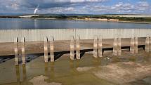 Nechranická přehrada je kvůli opravám bezpečnostních přelivů u hráze úplně na suchu. Doslova
