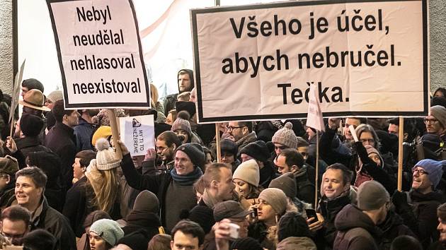 Tisíce lidí protestovaly 5. března na pražském Václavském náměstí proti zvolení Radka Ondráčka do kontrolní komise GIBS a proti premiérovi Babišovi.