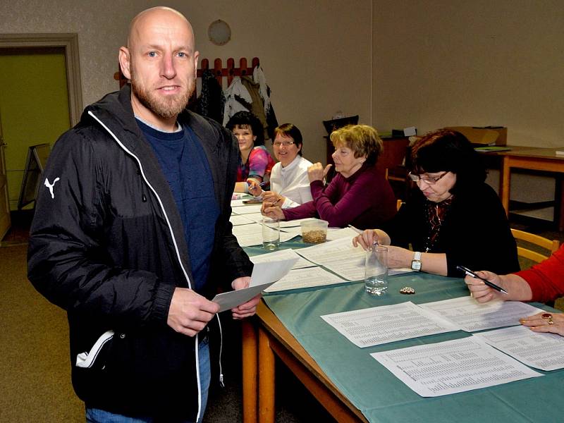 Ve Vysoké Peci odvolil i známý fotbalista Patrik Gedeon, bývalý hráč prvoligových Blšan, později Slavie, Dukly či Mostu. Bývalý reprezentant ve 42 letech stále ještě válí za Chomutov.