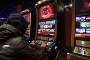 Herní automaty v kasinu.