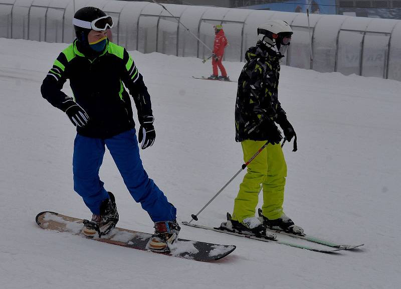 Sváteční lyžovačku si na Klínovci lidé nenechali ujít