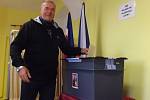 Vyšší volební účast než v jiných okrscích hlásí Strupčice. Kolem půl dvanácté byla volební účast přes padesát procent.