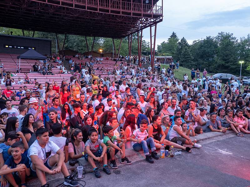 Chomutovské letní kino ovládl v sobotu druhý ročník Romského festival. Celým dnem provázel redaktor ČT Richard Samko.
