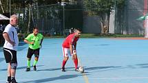 1. letní futsalová liga CHLMF a zápas Arsenál Chomutov - Astorie CHomutov 0:1, hráči Astorie Chomutov v červeném.