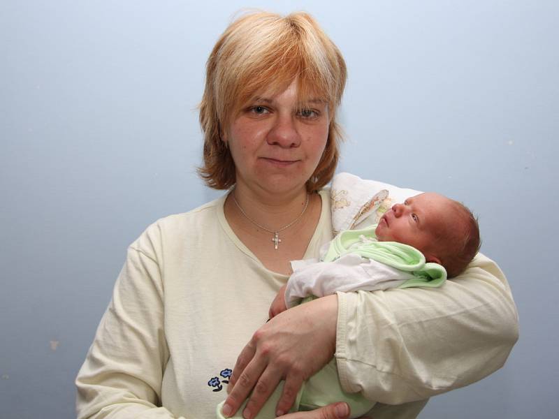 Jiří Švejda z Jirkova, narozen 9.12. 2007 v 06.35 hod. v Chomutově; 47 cm, 2,2 kg; s maminkou Michaelou Musilovou.