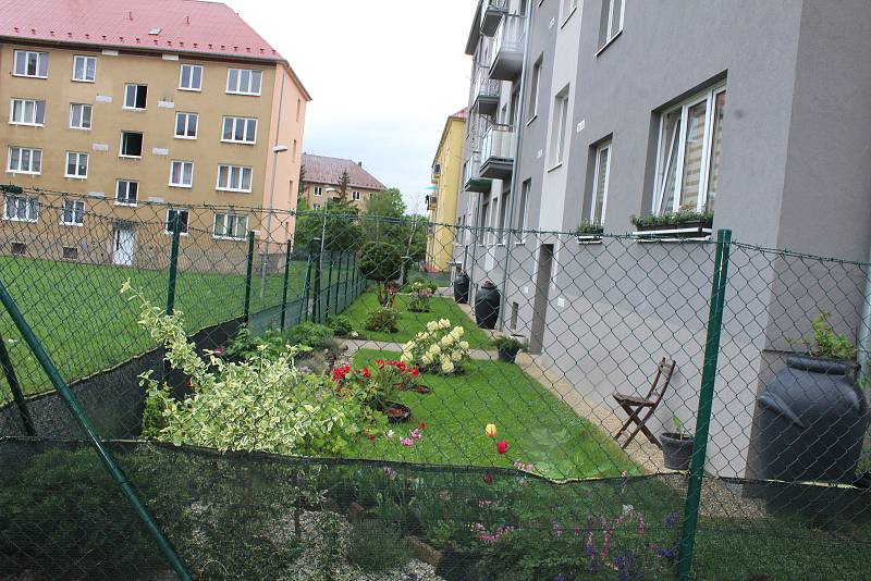 Problémová lokalita Nové Ervěnice v Jirkově. U některých domů si nájemníci snaží uchovat soukromí a pěkné okolí. Domy jsou oplocené a okolí upravené.