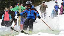 Párty u bazénu ve Ski areálu Alšovka u Klášterce nad Ohří.