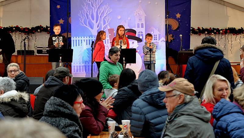 Adventní trhy v Chomutově a koncert v kostele sv. Kateřiny, kde vystoupil Pěvecký sbor Anonym.