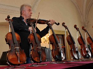 Součástí festivalu je výstava houslí, tentokrát z osmi zemí světa. Exponáty představil Jaroslav Svěcený.
